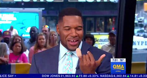 Michael Strahan’s Finger Injury — See His Massive Pinky Bandage ...