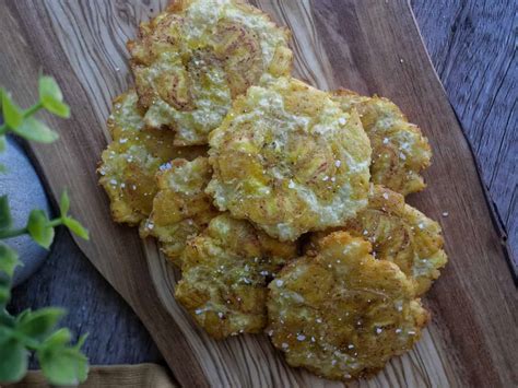 Tostones (Tostones de Platanos) - Dee's Little Kitchn