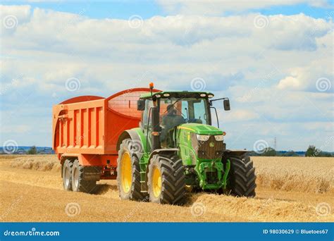 A Modern Green John Deere Tractor Editorial Stock Image - Image of 6190r, john: 98030629