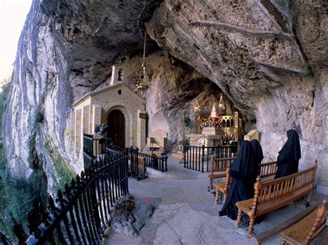 Covadonga Lakes, Covadonga, Spain - TOURISTIC ROUTES