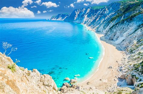 Kefalonia, a ilha de mar azul neon mais paradisíaca da Grécia | Kefalonia, Greece travel, Greece