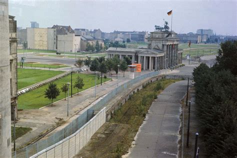 The Rise of the Berlin Wall through rare photographs, 1961-1989 - Rare Historical Photos