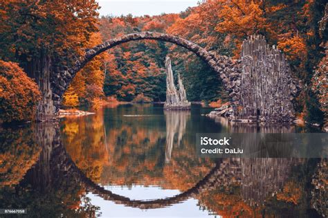 Rakotz Brücke In Kromlau Sachsen Deutschland Bunter Herbst Reflexion ...