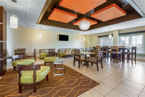 La Quinta Inn & Suites by Wyndham Angleton | Angleton, TX Hotels