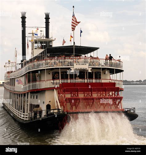 Paddle steamer on mississippi river hi-res stock photography and images - Alamy