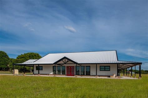 Rhome Texas Barndominium: 2800 sqft Inviting White Home