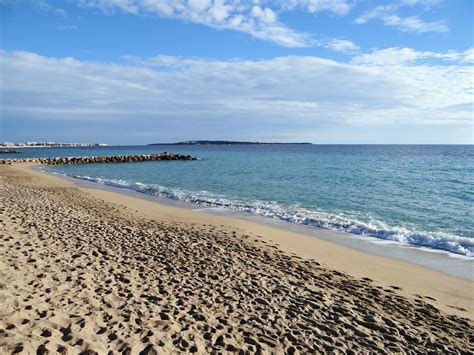 File:Cannes - Plage du Midi, la rade et les îles de Lérins.JPG ...