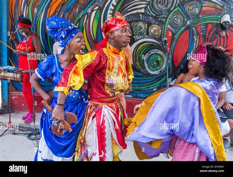 Rumba dancers in Havana Cuba Stock Photo - Alamy