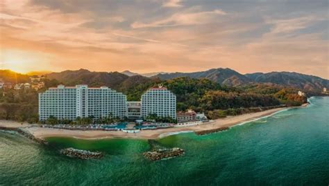 Hilton Vallarta Riviera Resort Weddings | 2024 Costs + Venues