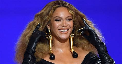 Beyoncé's Gold Manicure Over Her Gloves | Grammy Awards 2021 | POPSUGAR ...