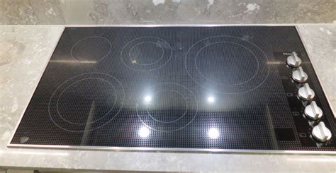 Miele Schott Ceran Induction Cooktop Black 36"x21" (Comes with Range Hood) - Oahu Auctions