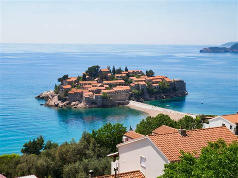 Searching for the best beaches and old towns along the Montenegro coast – NON STOP TRAVELLING