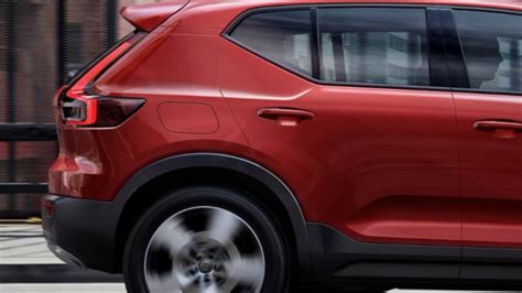 VOLVO XC40 in Fusion Red - YouTube