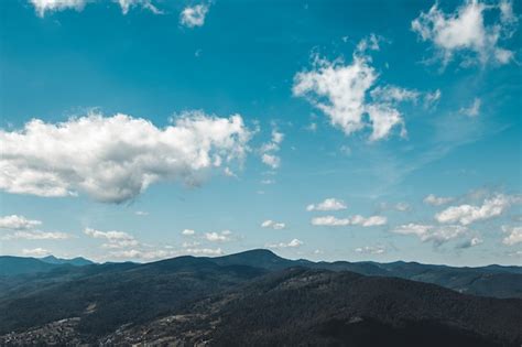 Paisaje de verano en las montañas y el cielo azul oscuro con nubes ...