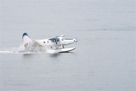 Premium Photo | Seaplane landing in the ocean lagoon the takeoff of a seaplane from the ocean ...