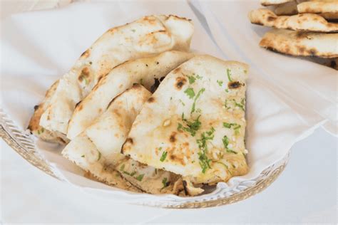 6 Differences Between Naan and Pita (Explained)