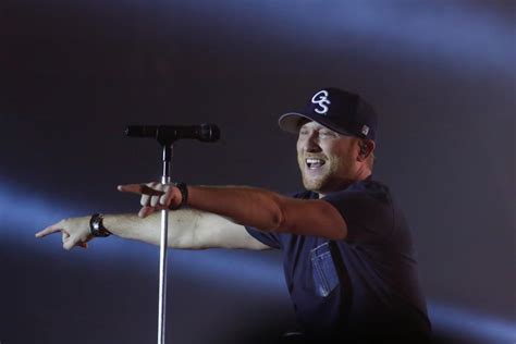 PHOTO GALLERY: Cole Swindell Concert – UNK News