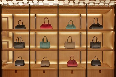 MOYNAT LONDON | CURIOSITY