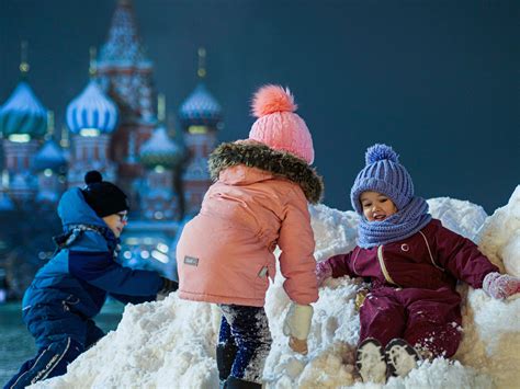 Holiday season fun in the air! Russian kids play snow in Moscow - CGTN