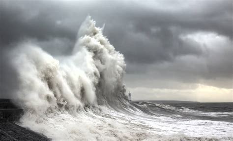 Stunning Storm Waves Photography – Fubiz Media