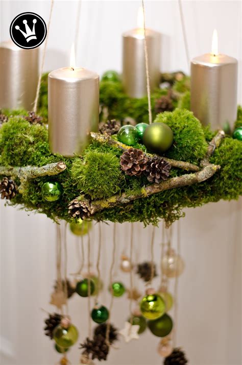 DIY - Adventskranz aus Moos, Zweigen, Zapfen und Galskugeln selber machen. #DekoideenReich ...