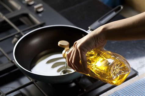 Cooking With Vegetable Oil: The Dos and Don'ts