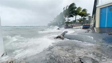 Mauritius battered by cyclone winds - Mauritius