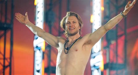 Golden Knights’ William Karlsson delivers epic drunk speech, has mic ...