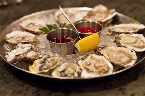 Hank’s Oyster Bar: Fresh seafood delights for all seasons