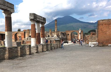 Naples to Pompeii Express Tour - City Wonders