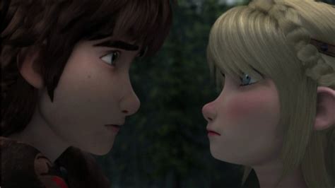 Hiccup almost gives Astrid a kiss from Dreamworks Dragons Race to the Edge | Soluço e astrid ...