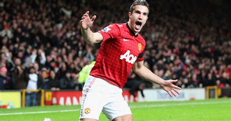 Van Persie keeps Manchester United on top of EPL