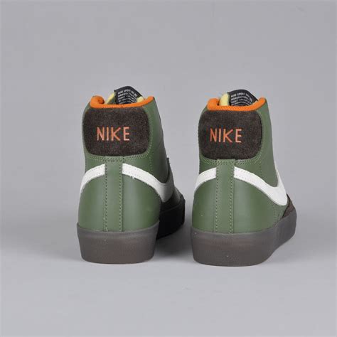 Nike Blazer Mid '77 Vintage, army olive / summit white | Beyond