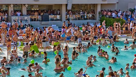 Las Vegas pool season is now open. Here's what you need to know.