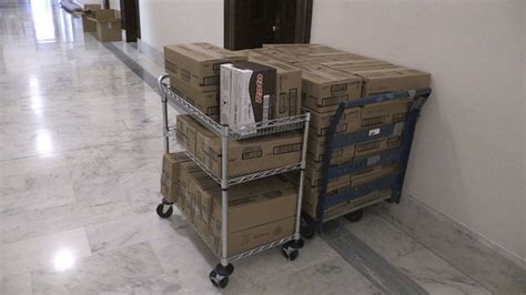 Hershey Sends 700 Pounds of Candy to Fill ‘Candy Desk’ in US Senate ...