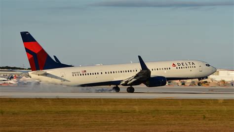 Delta Air Lines Boeing 737-900ER Touch Down Runway - AERONEF.NET