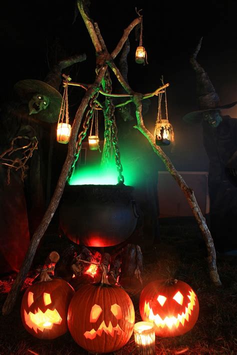 51 Outdoor Halloween Decorations Ideas - Do It Yourself - A DIY Projects