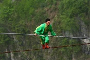 Xinjiang Man Breaks Tightrope Walking World Record | The Epoch Times