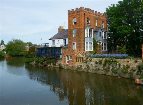 Studios - Folly Bridge House: an Oxford island landmark