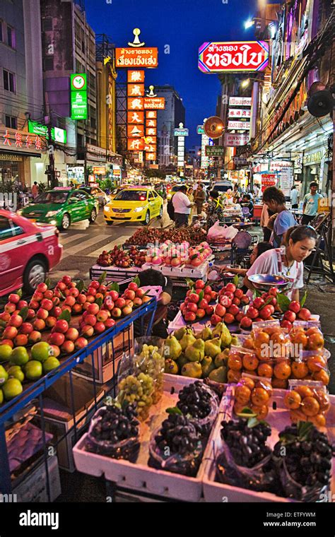 The food market at night in Chinatown in Bangkok Stock Photo - Alamy