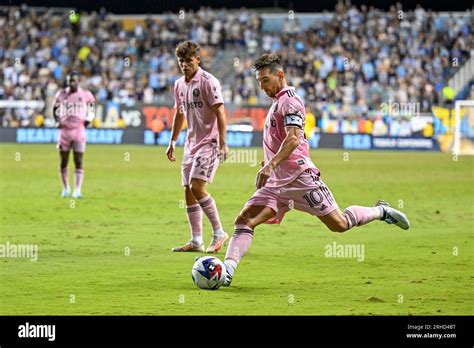 Lionel Messi takes a free kick (Credit Image: Don Mennig Alamy News ...