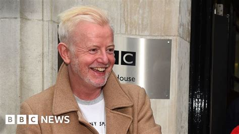 Chris Evans: Radio 2 breakfast DJ bids emotional farewell - BBC News