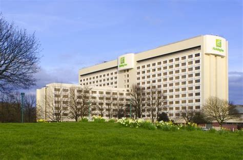 Top 4 Hotels Near Heathrow Airport | Know more about London City | London hotels, Holiday inn ...