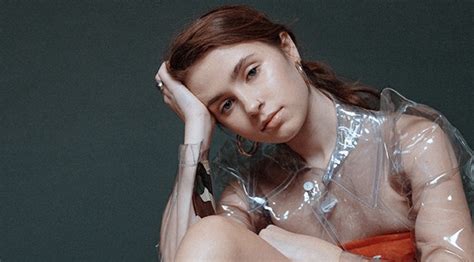 Clairo's "Bubble Gum" and "Sis" Showcase the Early Promise of an Anti-Pop Star