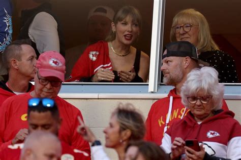 Taylor Swift Attends Thursday Night's Kansas City Chiefs Game | HuffPost Entertainment