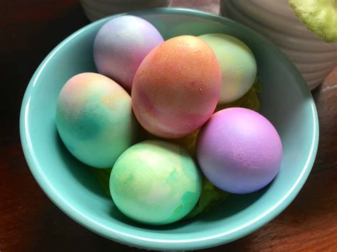 DIY: How To Make Watercolor Easter Eggs - Hispana Global