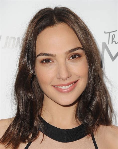 7 Makeup Tips We Learned from Gal Gadot (aka Wonder Woman) | Gal gadot photos, Gal gardot, Gal gadot