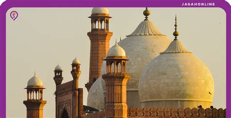 The Walled City of Lahore: History of 13 Gates, Badshahi Mosque, & More