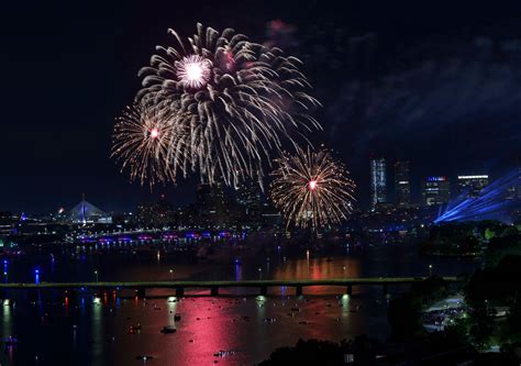 A photo scroll of Boston's gorgeous Fourth of July fireworks show