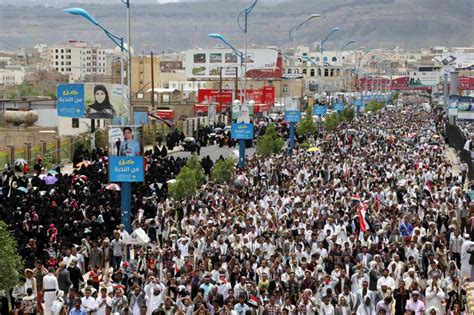 Pro-government Yemenis protest for "national unity" | Middle East Eye